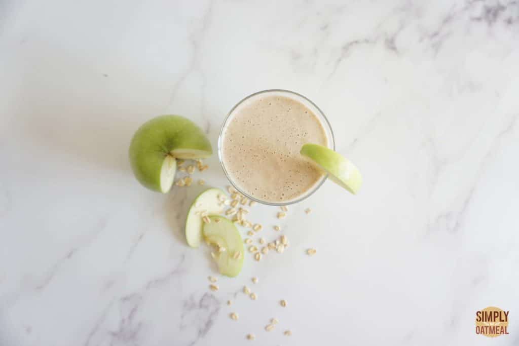 Apple pie oatmeal smoothie topped with slices of green apple