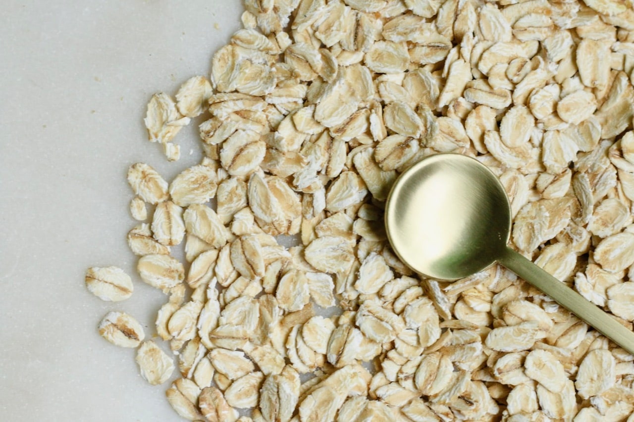 Is there gluten in oats? Serving of rolled oats on a flat surface.